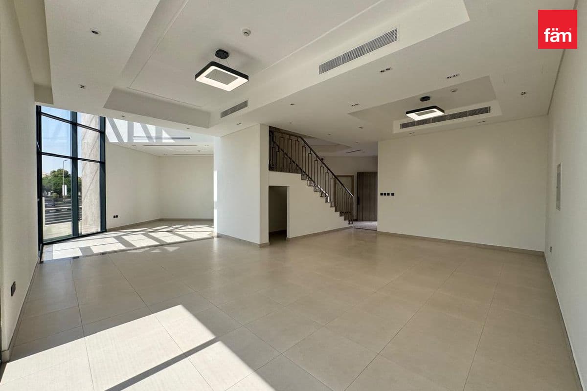 5 bedroom villa in Dubai Investment Park Phase 1, photograph 3 of 19