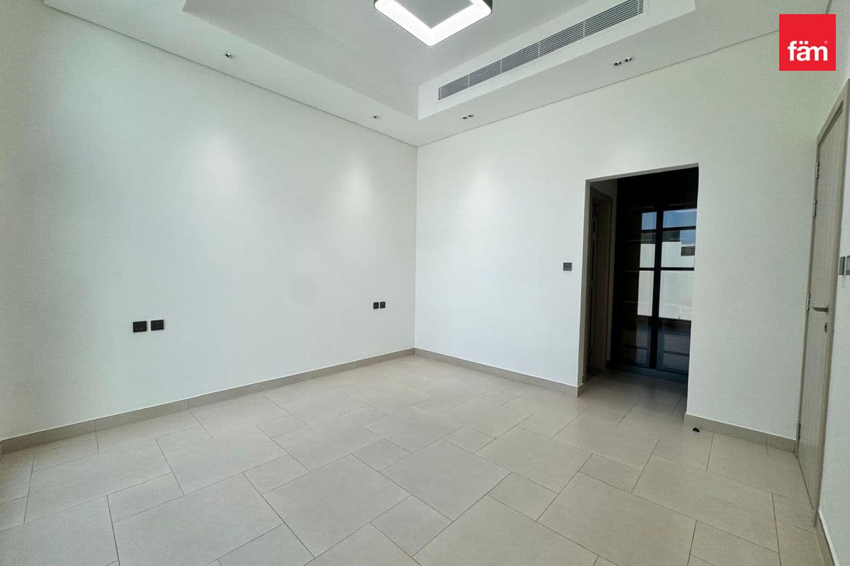 5 bedroom villa in Dubai Investment Park Phase 1, photograph 12 of 19