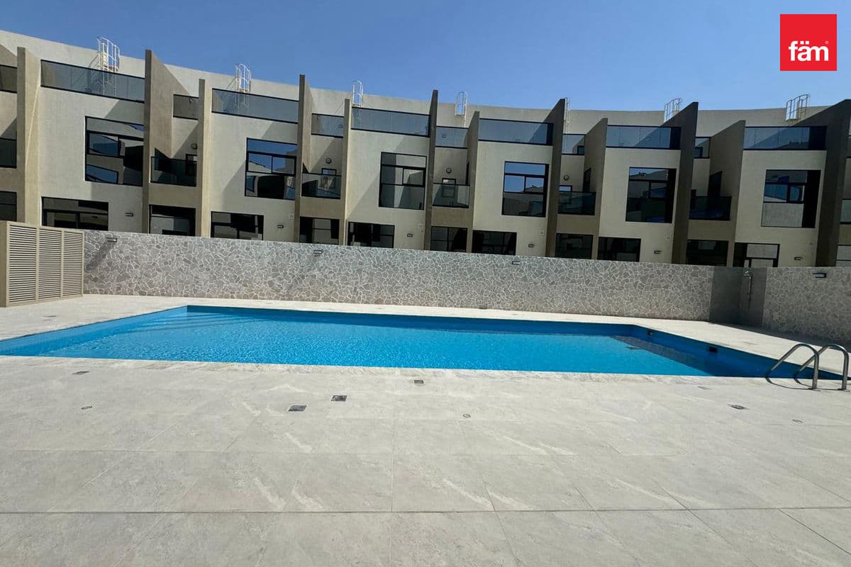 5 bedroom villa in Dubai Investment Park Phase 1, photograph 5 of 19