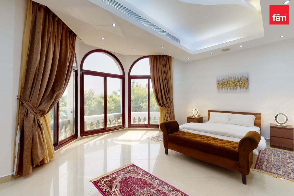 8 bedroom villa in Emirates Hills Signature Villas, photograph 8 of 20