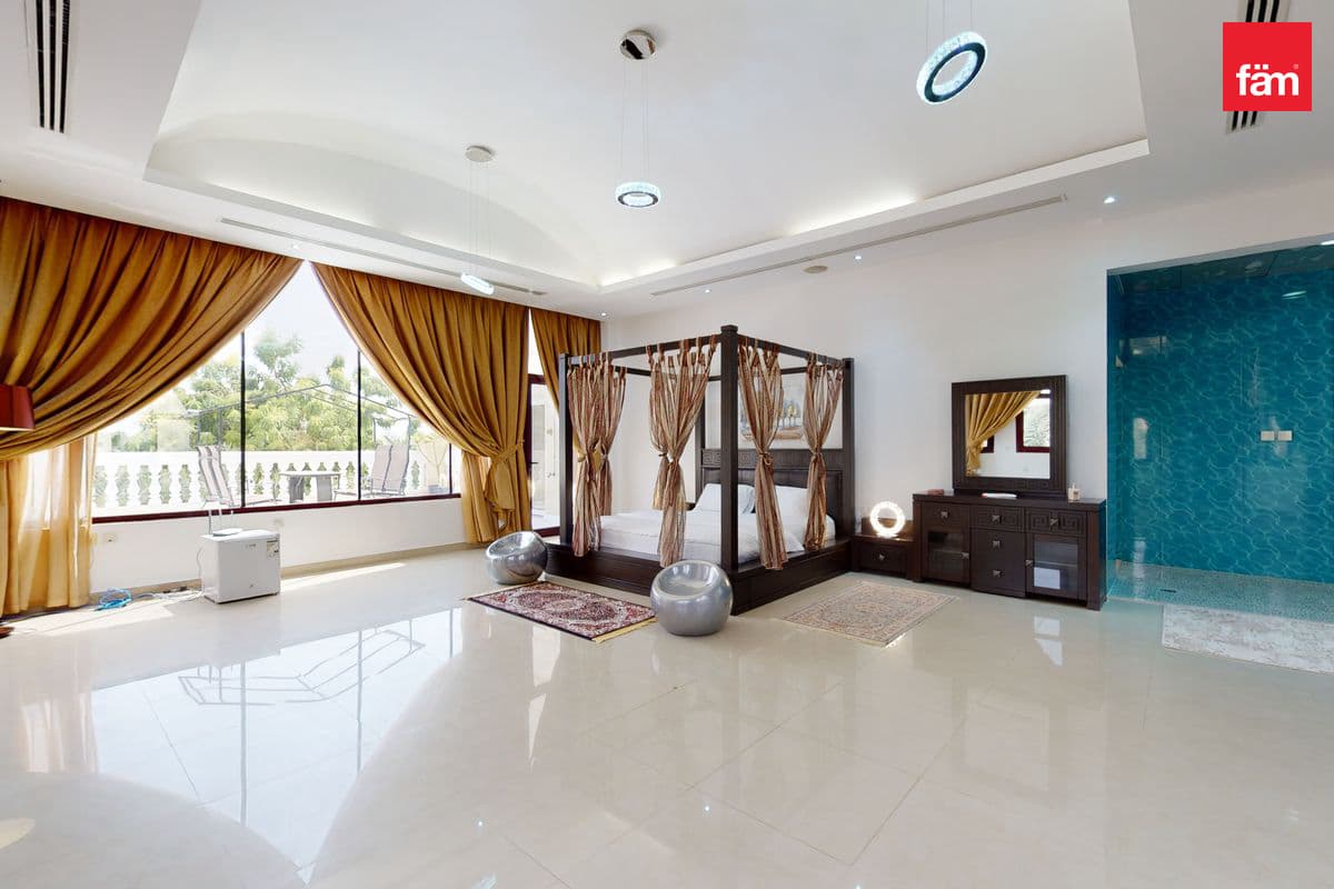 8 bedroom villa in Emirates Hills Signature Villas, photograph 7 of 20