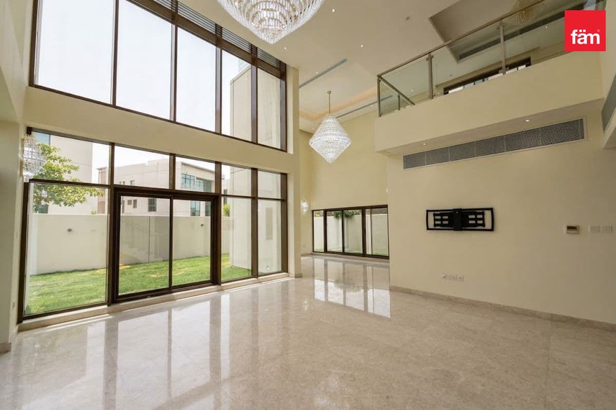 6 bedroom villa in Grand Views, photograph 3 of 20