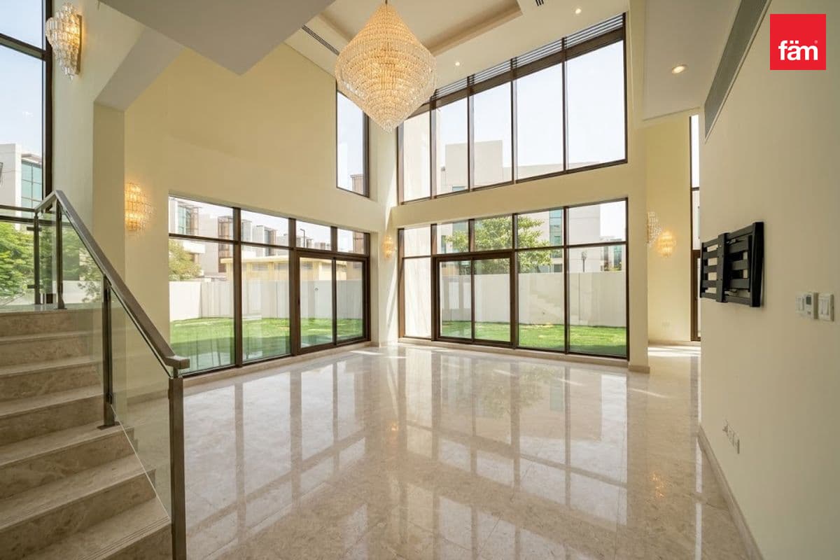 6 bedroom villa in Grand Views, photograph 2 of 20