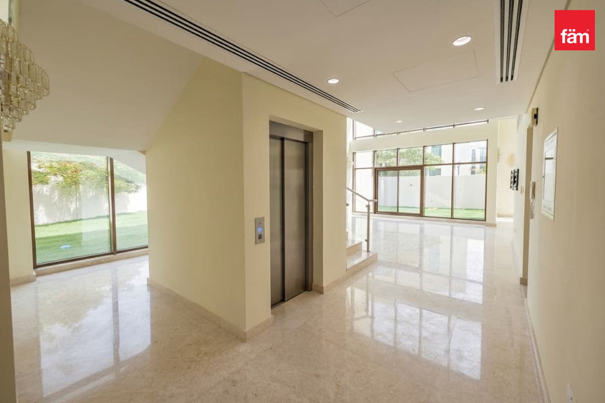 6 bedroom villa in Grand Views, photograph 6 of 20
