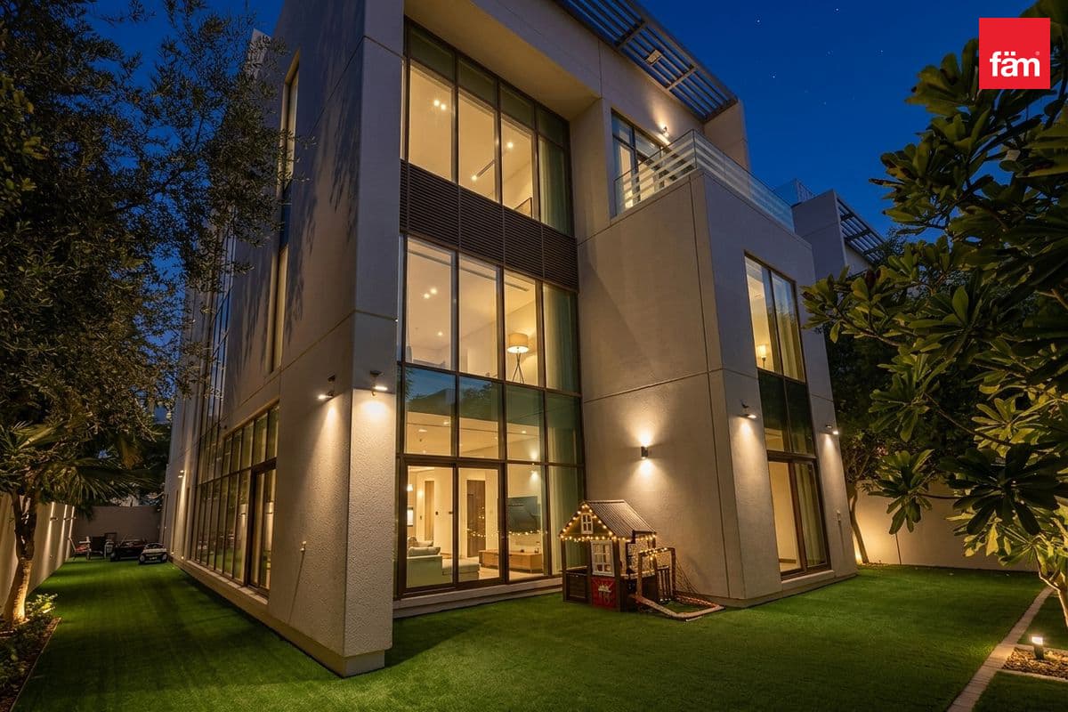 6 bedroom villa in Grand Views, photograph 1 of 20