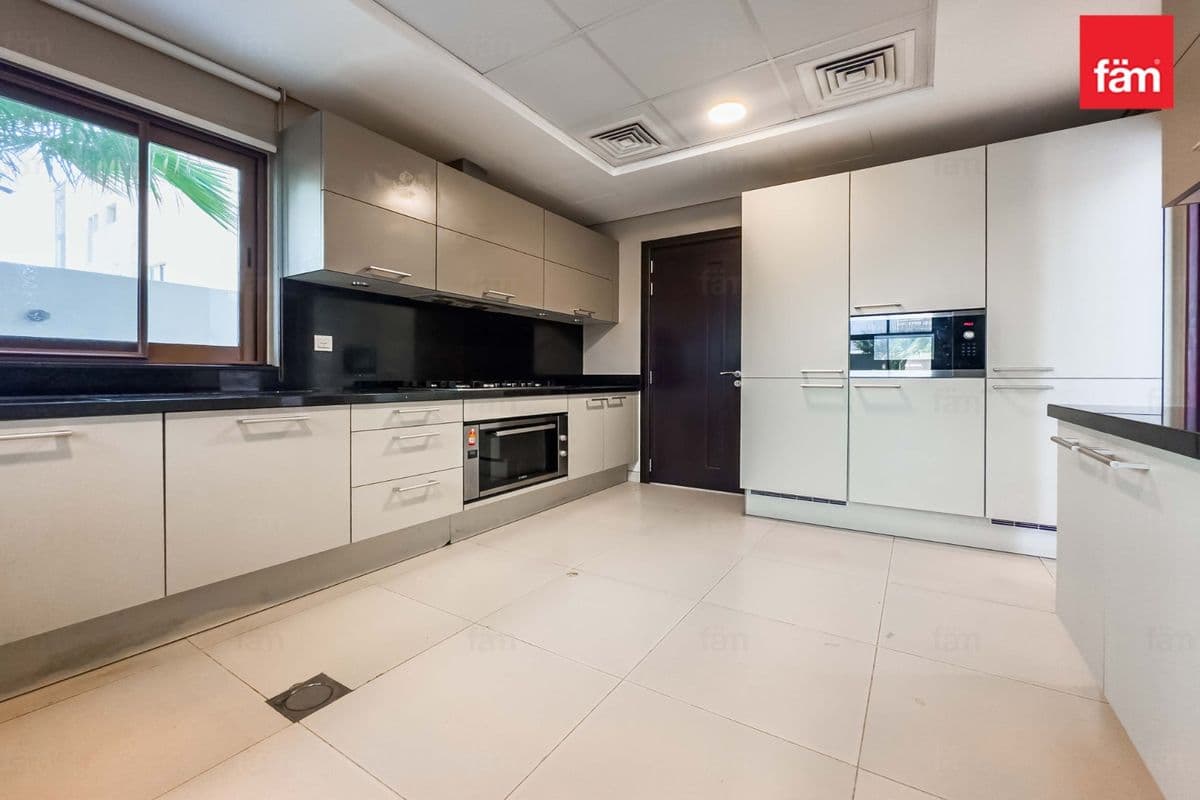 6 bedroom villa in Grand Views, photograph 10 of 20