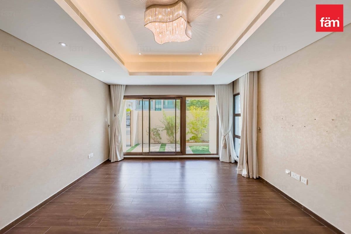 6 bedroom villa in Grand Views, photograph 14 of 20