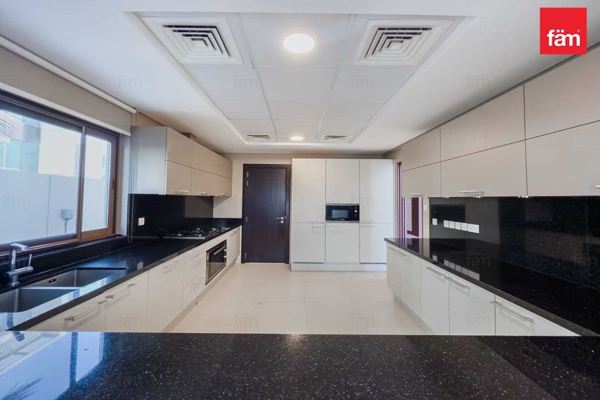 6 bedroom villa in Grand Views, photograph 8 of 20