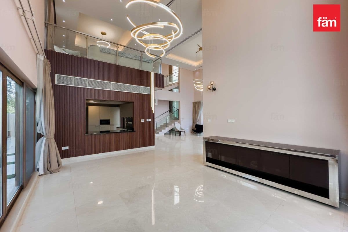 6 bedroom villa in Grand Views, photograph 2 of 20
