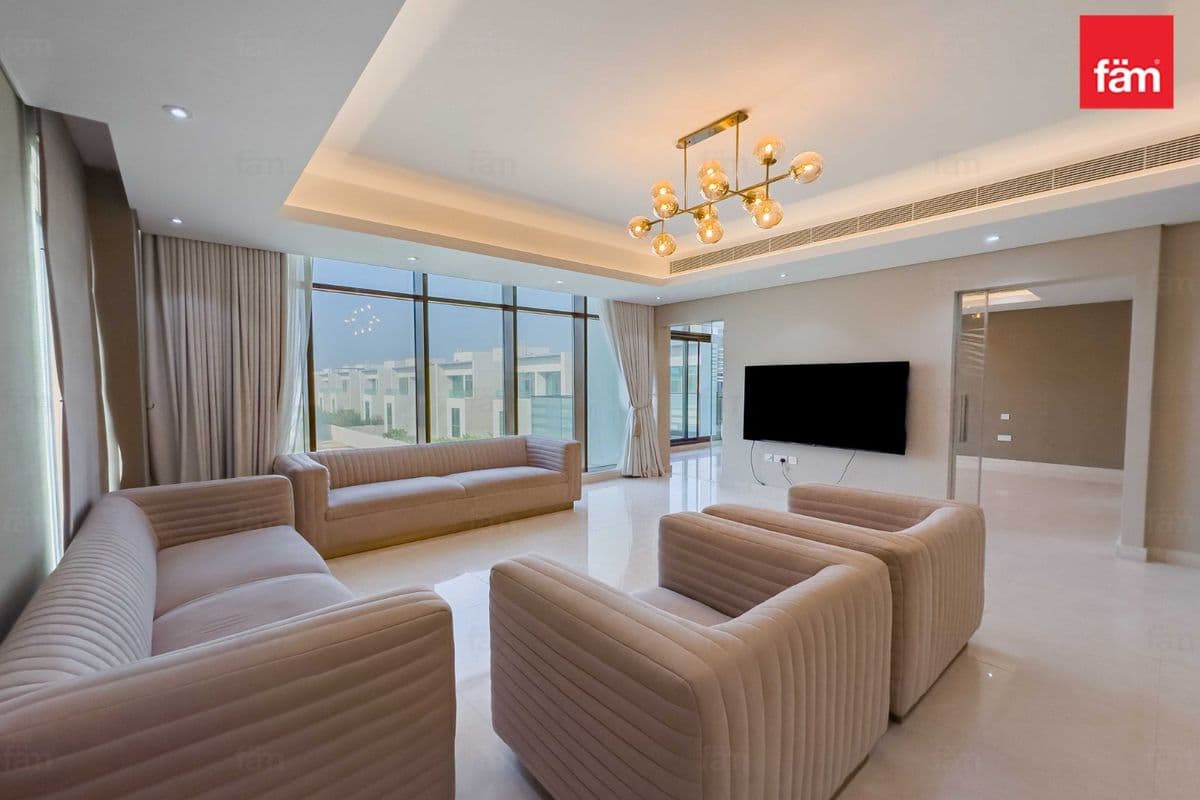 6 bedroom villa in Grand Views, photograph 3 of 20