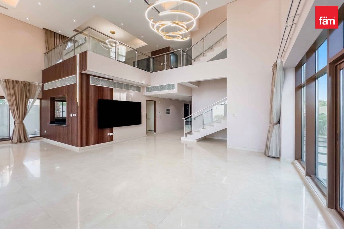 6 bedroom villa in Grand Views, photograph 1 of 20