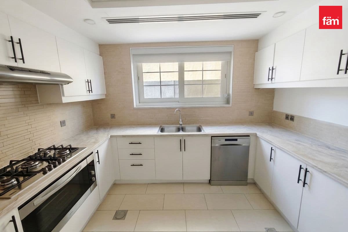 4 bedroom villa in District 8, photograph 5 of 20