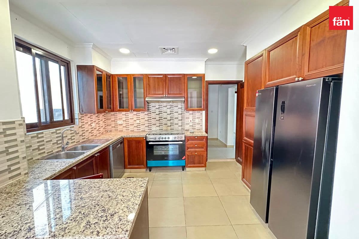 4 bedroom villa in Lila, photograph 4 of 14