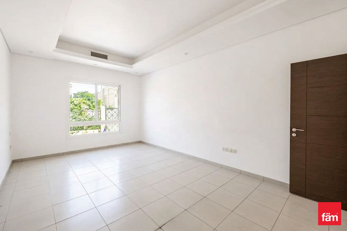 6 bedroom villa in Living Legends B Villas, photograph 8 of 13