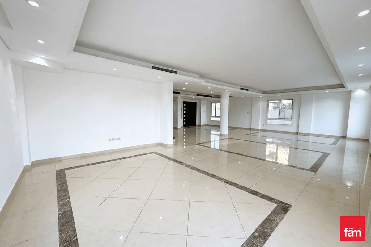 6 bedroom villa in Living Legends B Villas, photograph 3 of 13