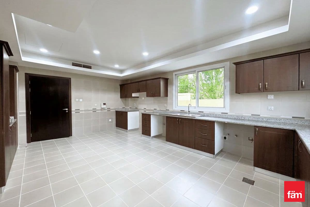 6 bedroom villa in Living Legends B Villas, photograph 5 of 13