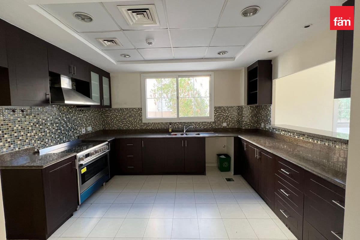 5 bedroom villa in Naseem, photograph 10 of 12