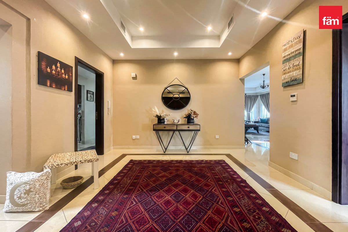 5 bedroom villa in Naseem, photograph 2 of 12