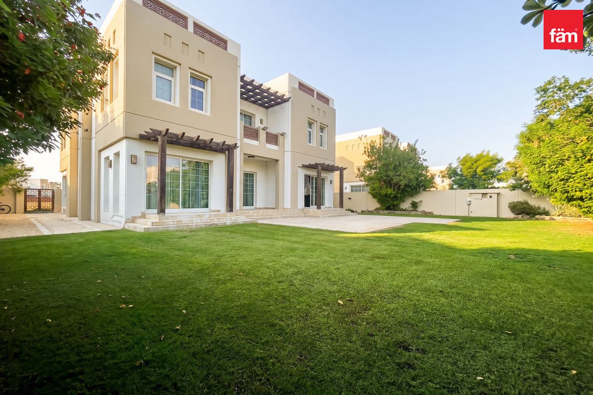 5 bedroom villa in Naseem, photograph 1 of 12