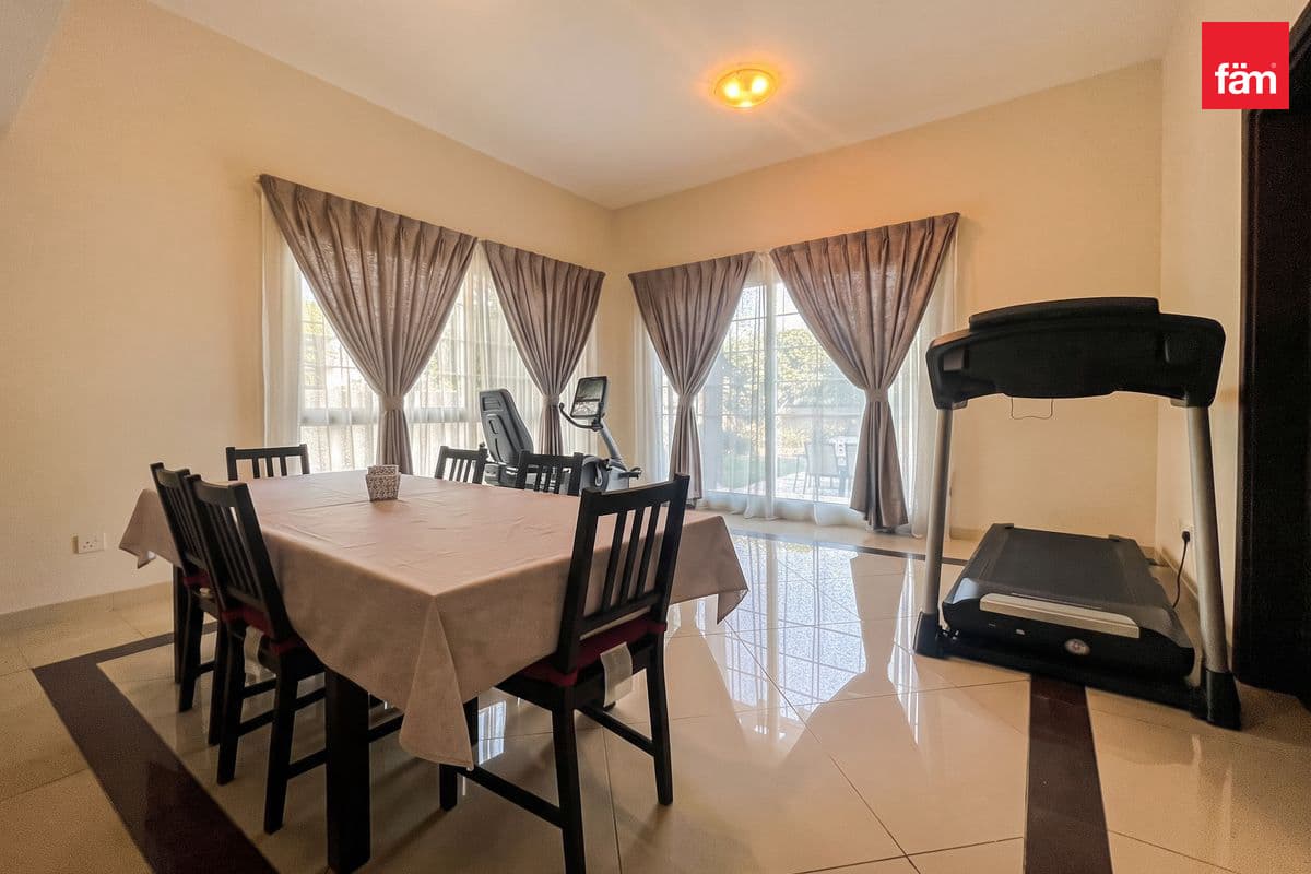 5 bedroom villa in Naseem, photograph 3 of 12