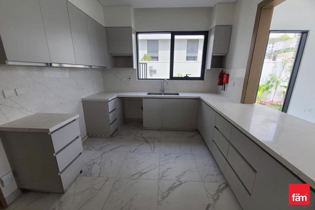 4 bedroom villa in Murooj Al Furjan East, photograph 4 of 12