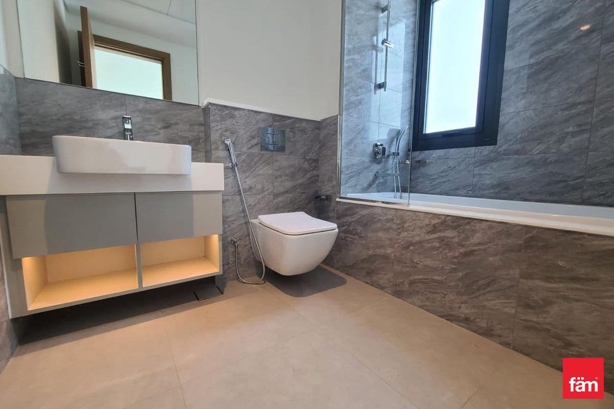 4 bedroom villa in Murooj Al Furjan East, photograph 8 of 12