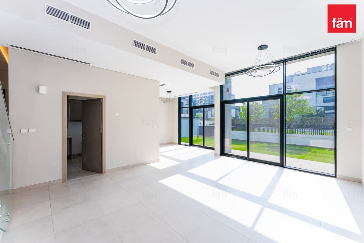 4 bedroom villa in Murooj Al Furjan West, photograph 3 of 18
