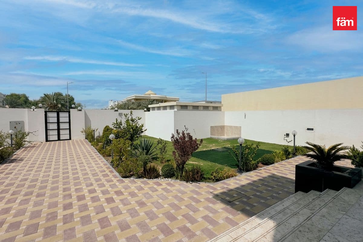 9 bedroom villa in Nad Al Hammar Villas, photograph 15 of 15