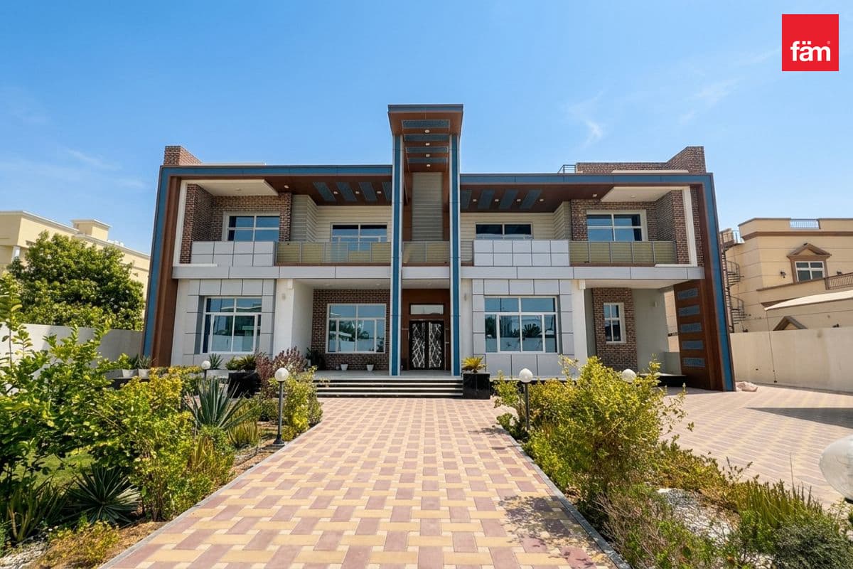9 bedroom villa in Nad Al Hammar Villas, photograph 1 of 15
