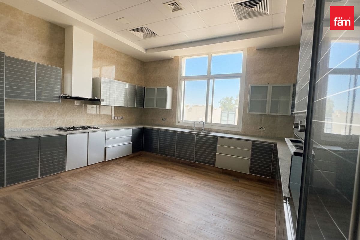 9 bedroom villa in Nad Al Hammar Villas, photograph 8 of 15