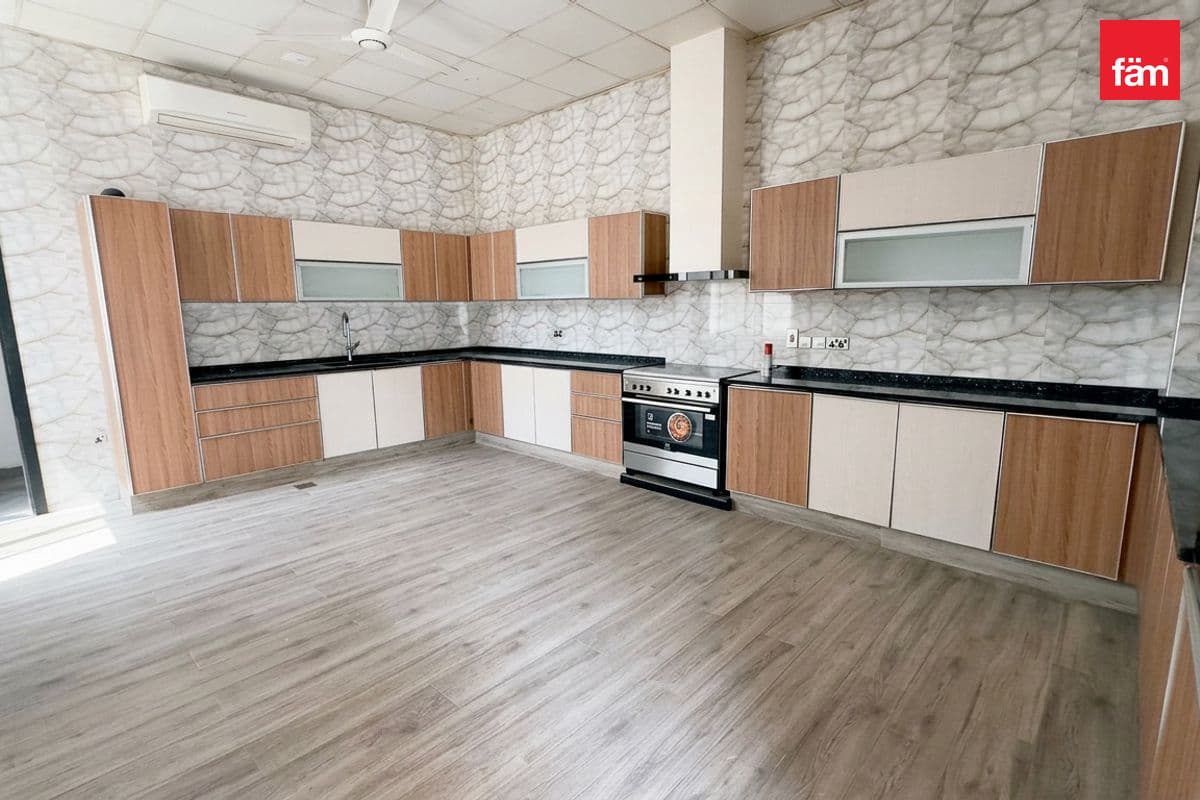 9 bedroom villa in Nad Al Hammar Villas, photograph 9 of 15