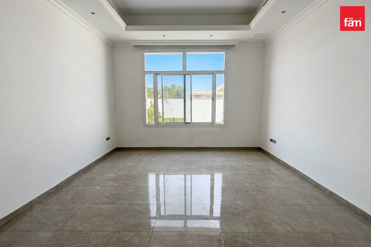 9 bedroom villa in Nad Al Hammar Villas, photograph 3 of 15