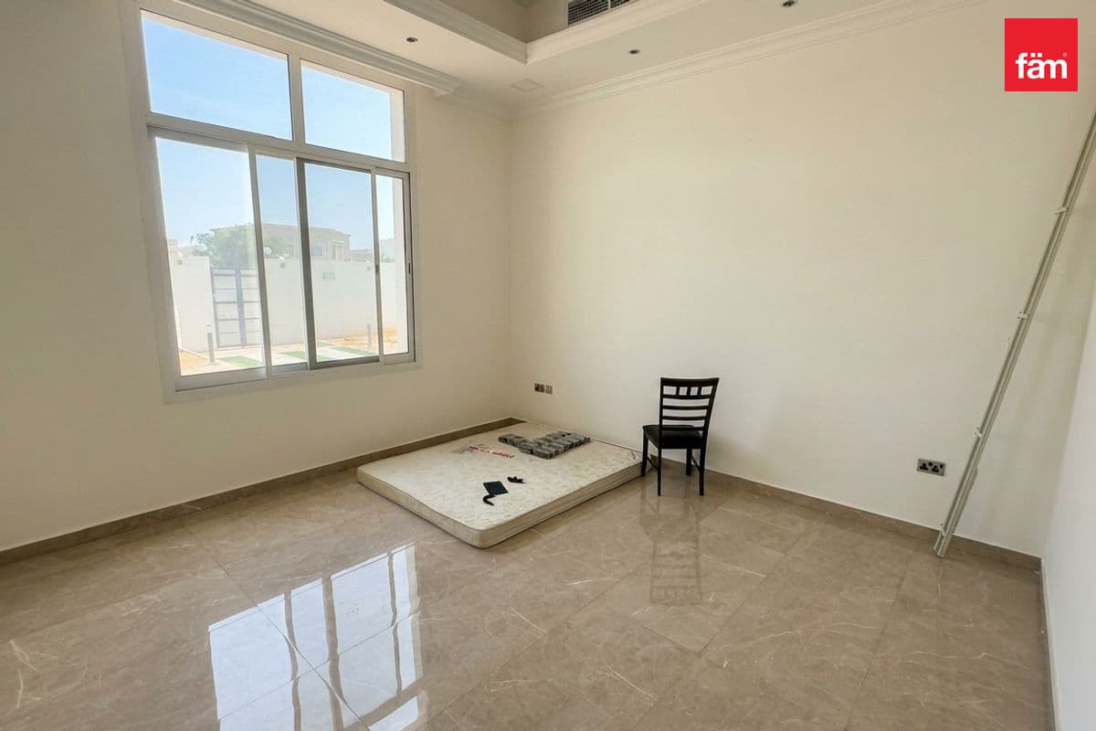 9 bedroom villa in Nad Al Hammar Villas, photograph 6 of 15