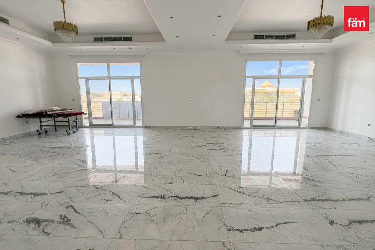 9 bedroom villa in Nad Al Hammar Villas, photograph 2 of 15