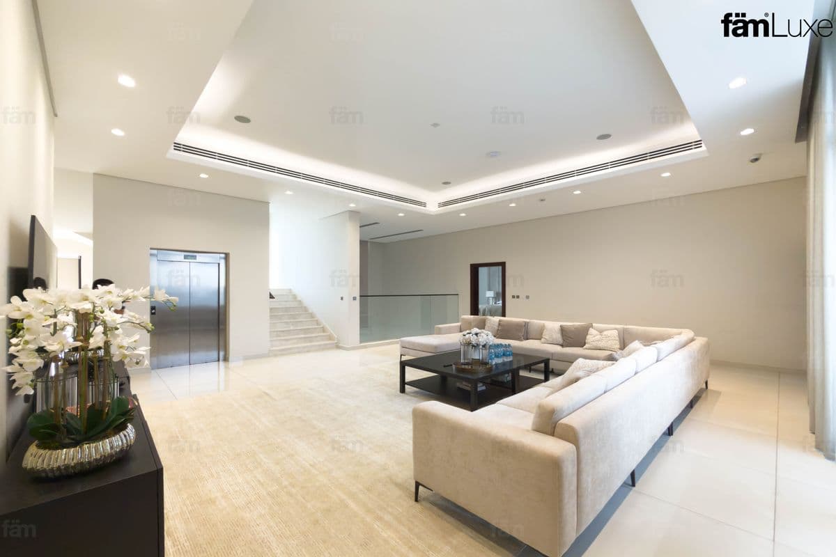 6 bedroom villa in Nad Al Sheba 4, photograph 2 of 13