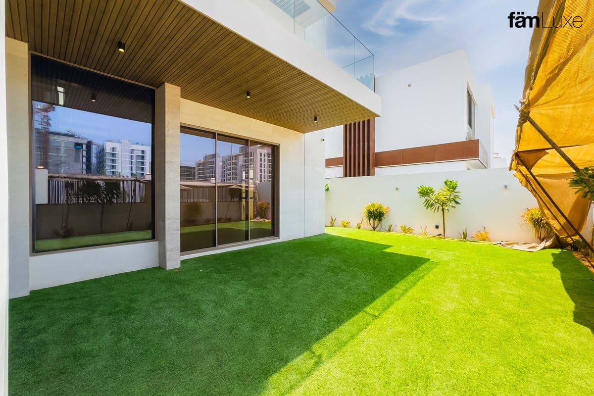 6 bedroom villa in Nad Al Sheba Gardens, photograph 2 of 20