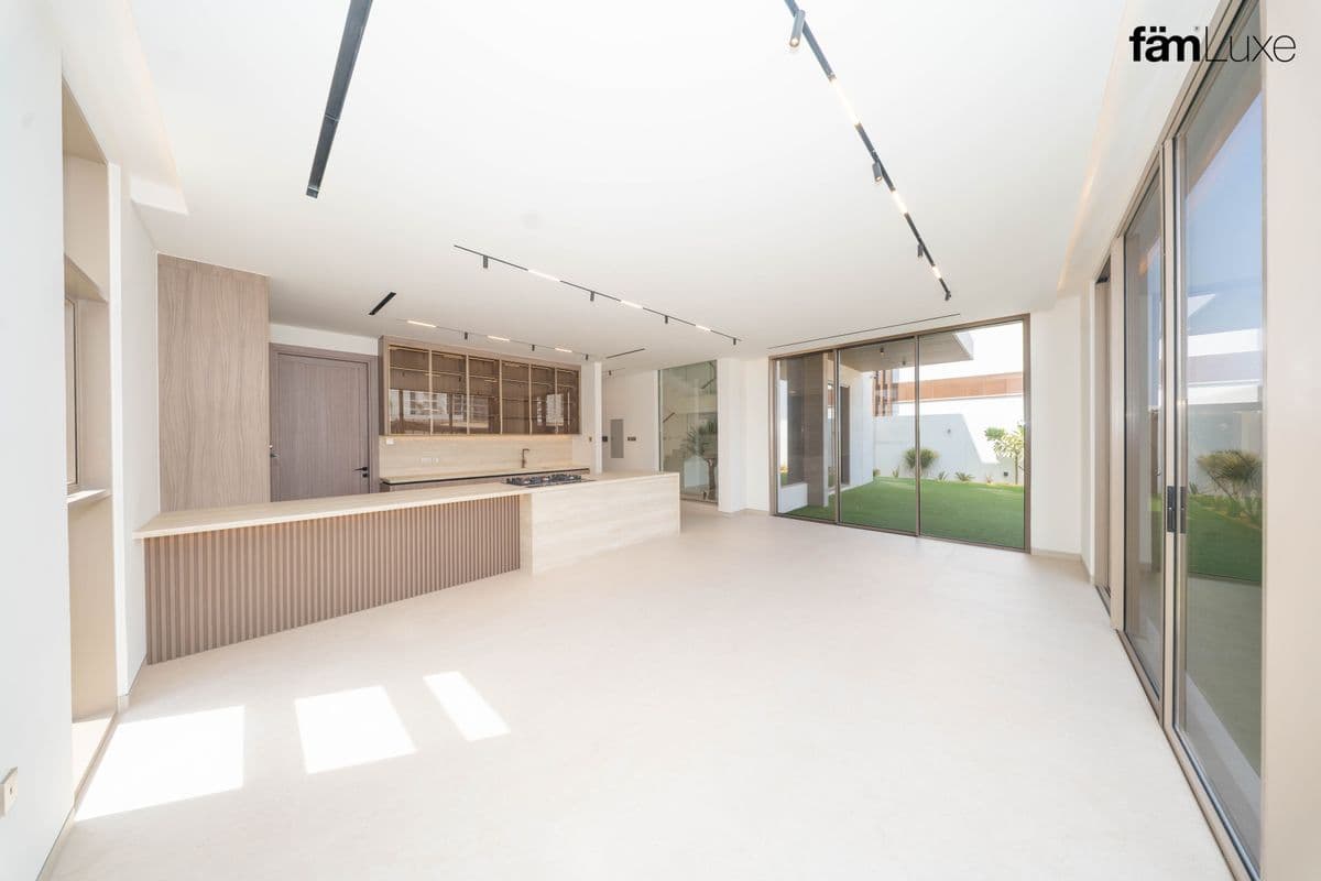 6 bedroom villa in Nad Al Sheba Gardens, photograph 3 of 20
