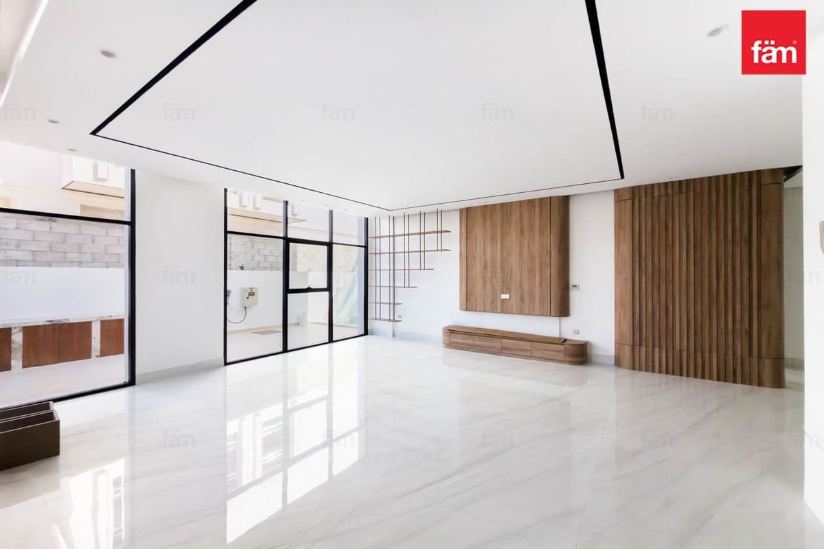 6 bedroom villa in Nad Al Sheba Gardens, photograph 3 of 17