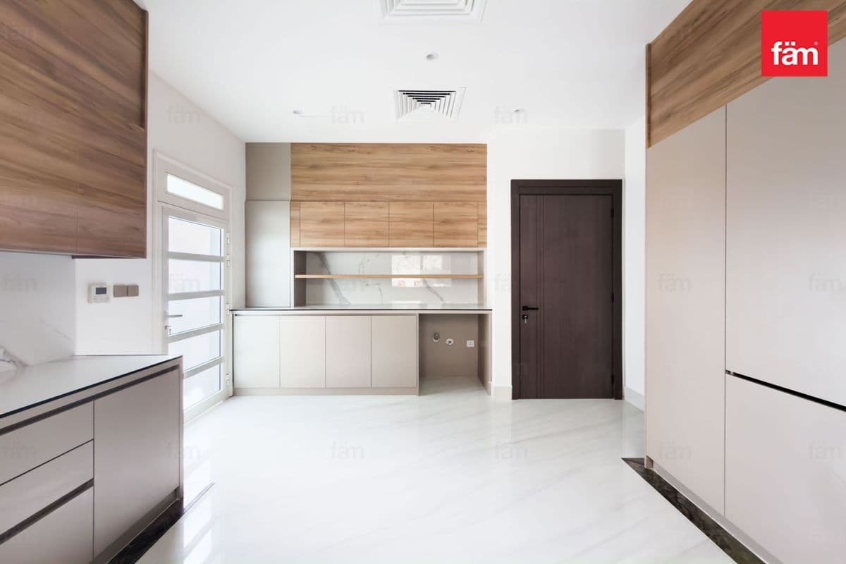 6 bedroom villa in Nad Al Sheba Gardens, photograph 8 of 17
