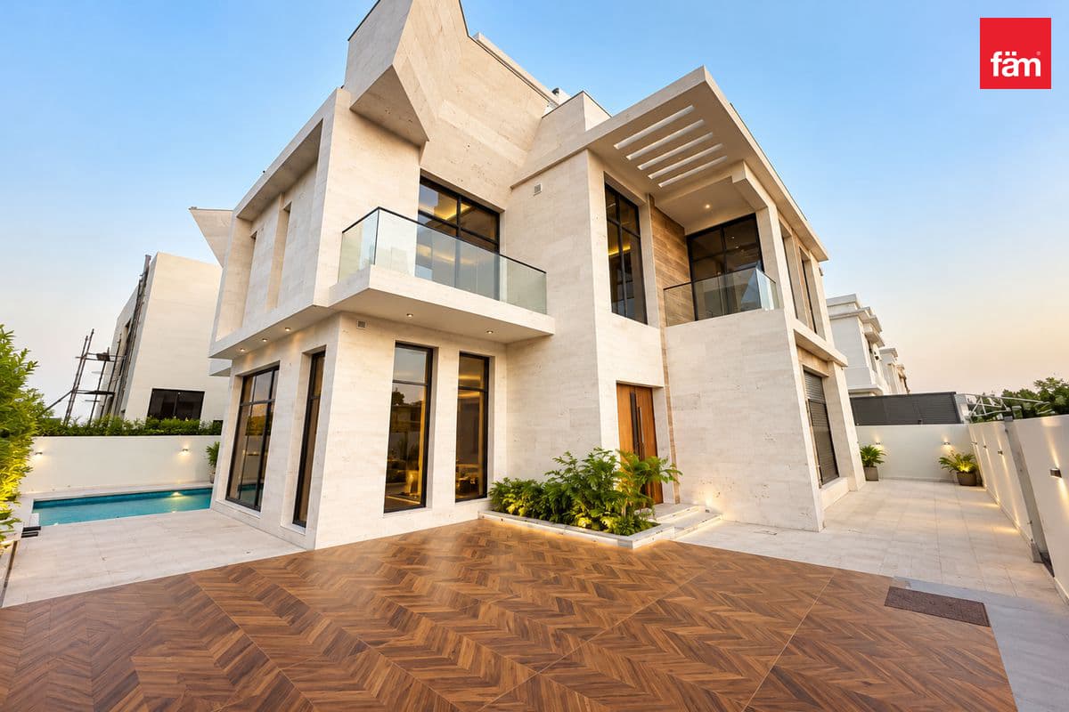 6 bedroom villa in Nad Al Sheba Gardens, photograph 2 of 17