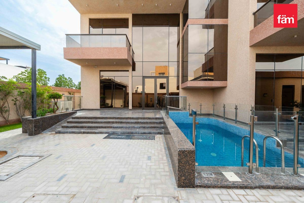 6 bedroom villa in Nad Al Sheba Gardens Phase 1, photograph 2 of 20