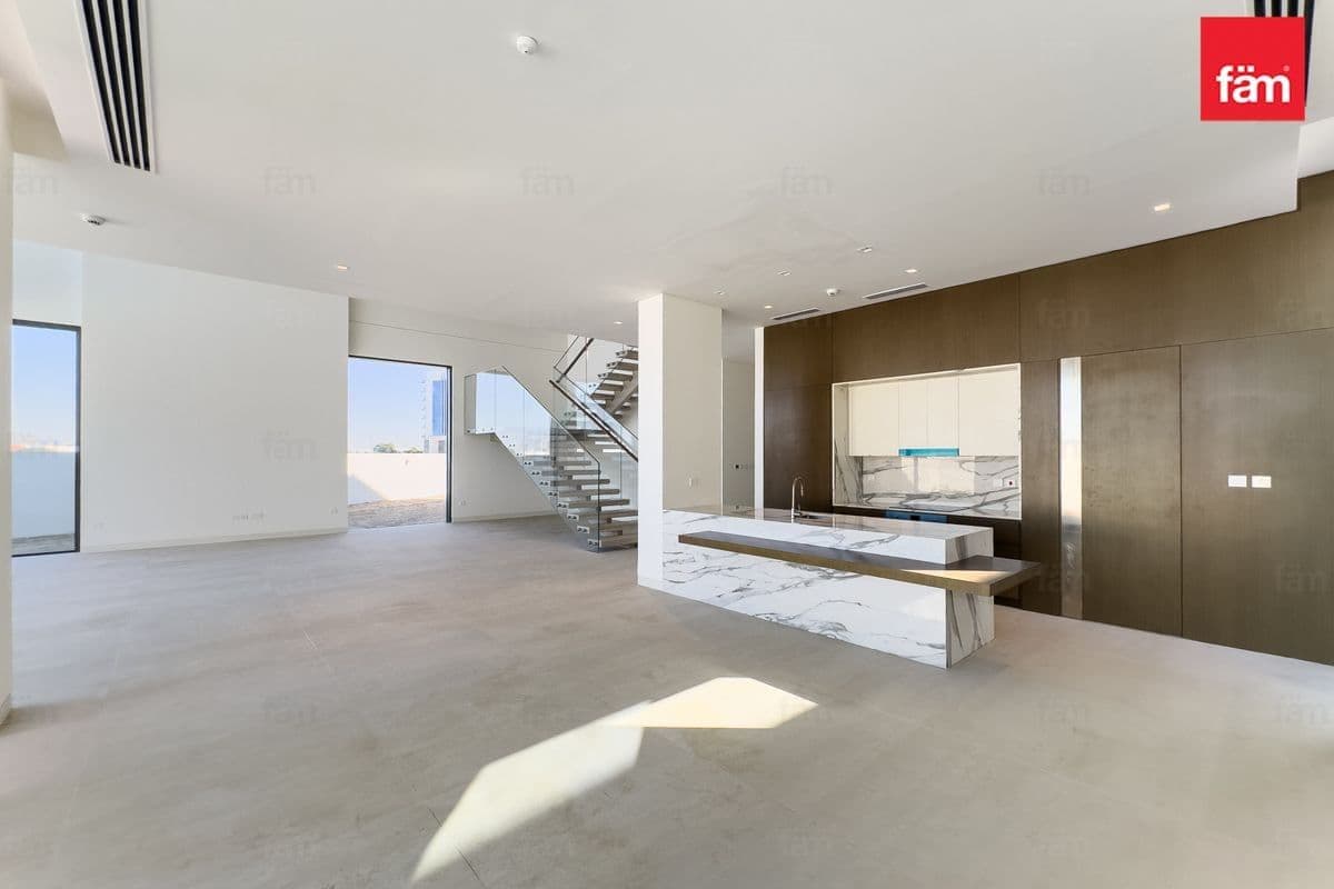 4 bedroom villa in Nad Al Sheba Gardens Phase 3, photograph 2 of 15