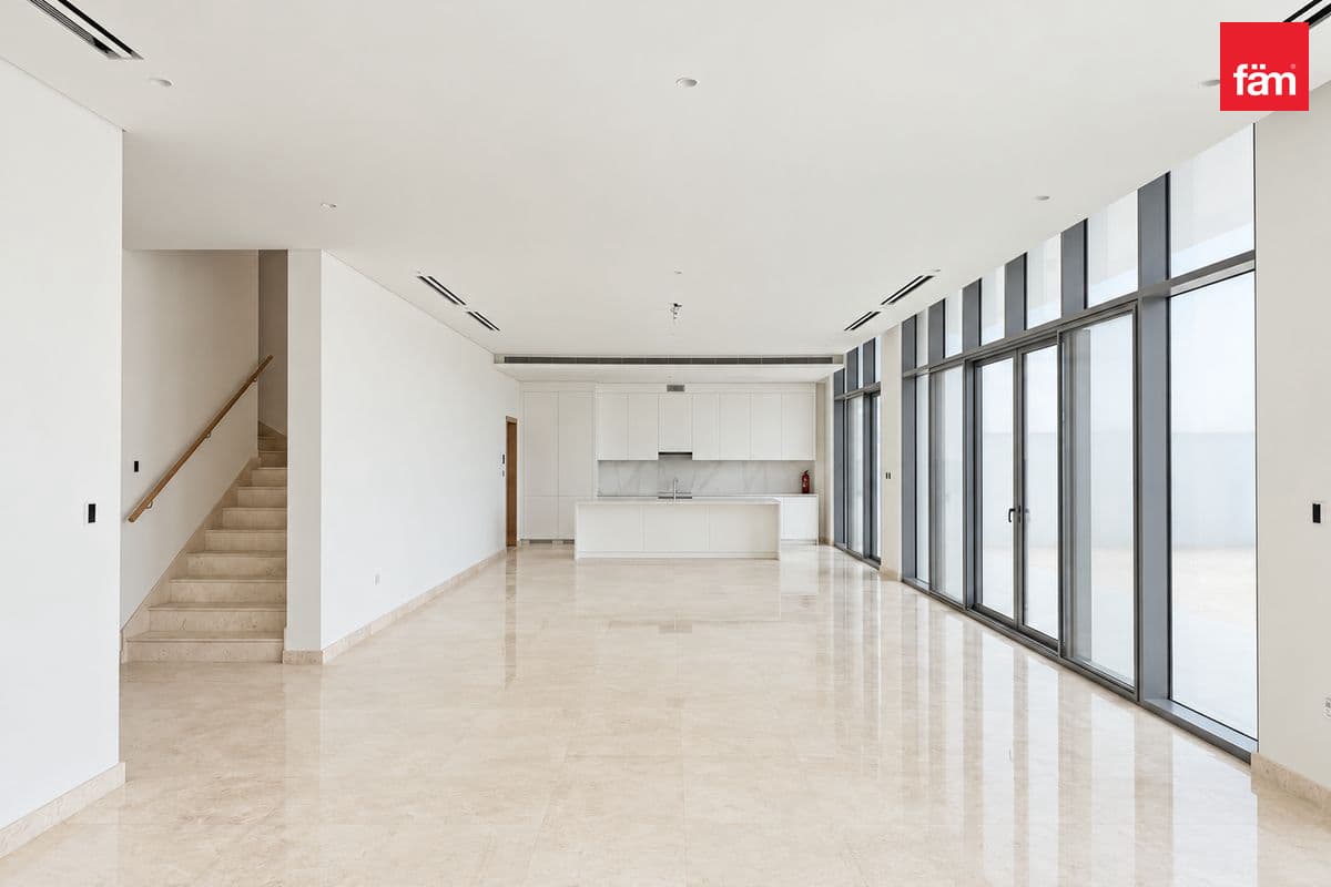 6 bedroom villa in Opal Gardens, photograph 3 of 20