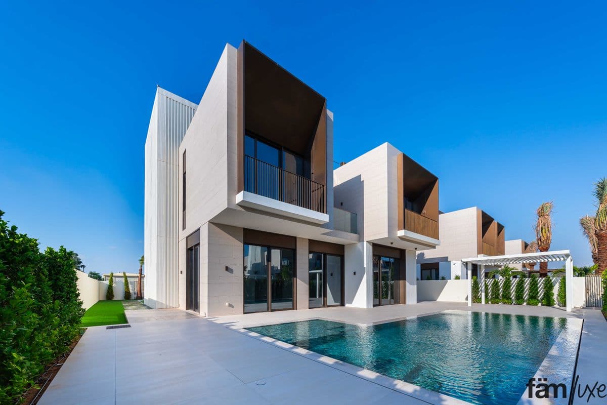5 bedroom villa in Palm Hills, photograph 1 of 20