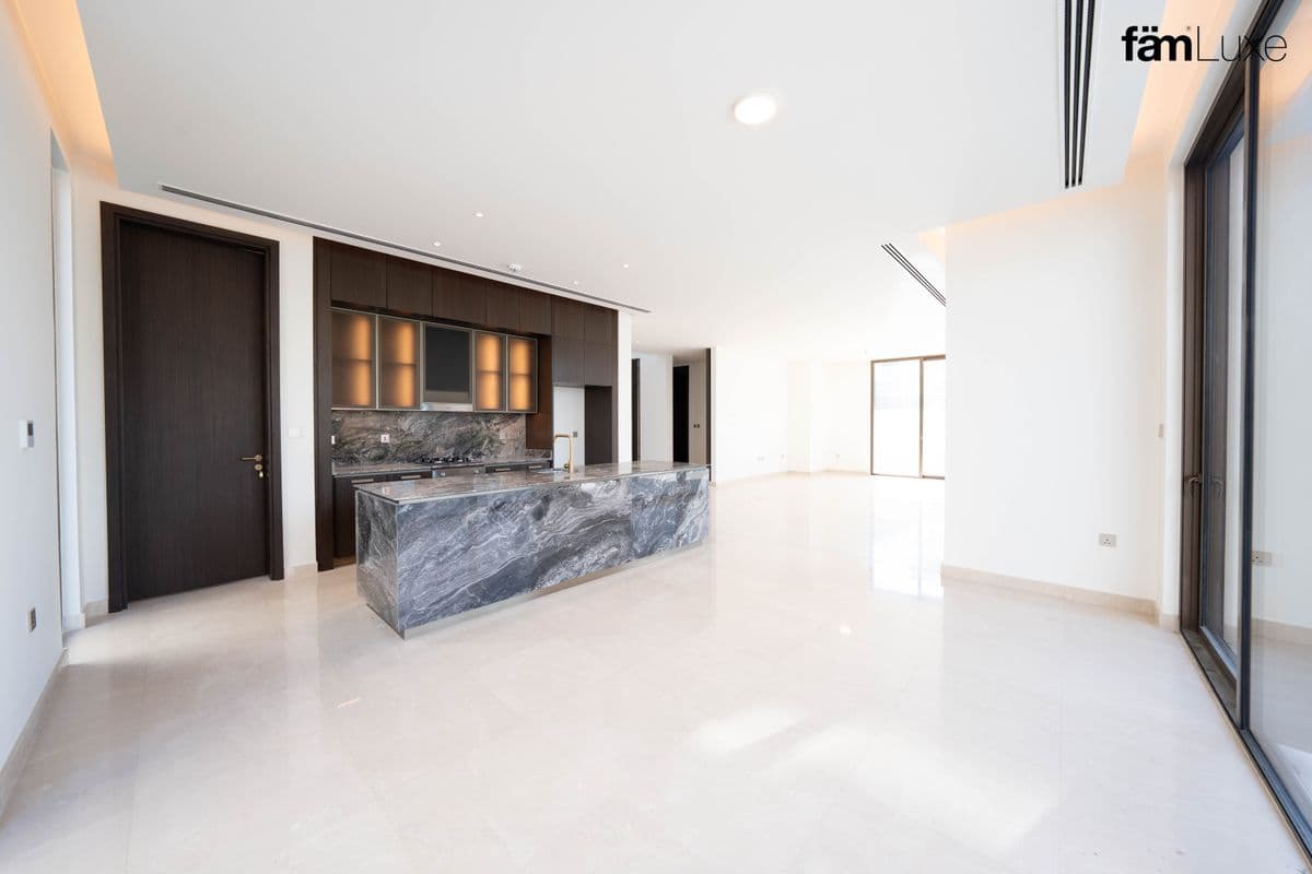 5 bedroom villa in Palm Hills, photograph 9 of 20