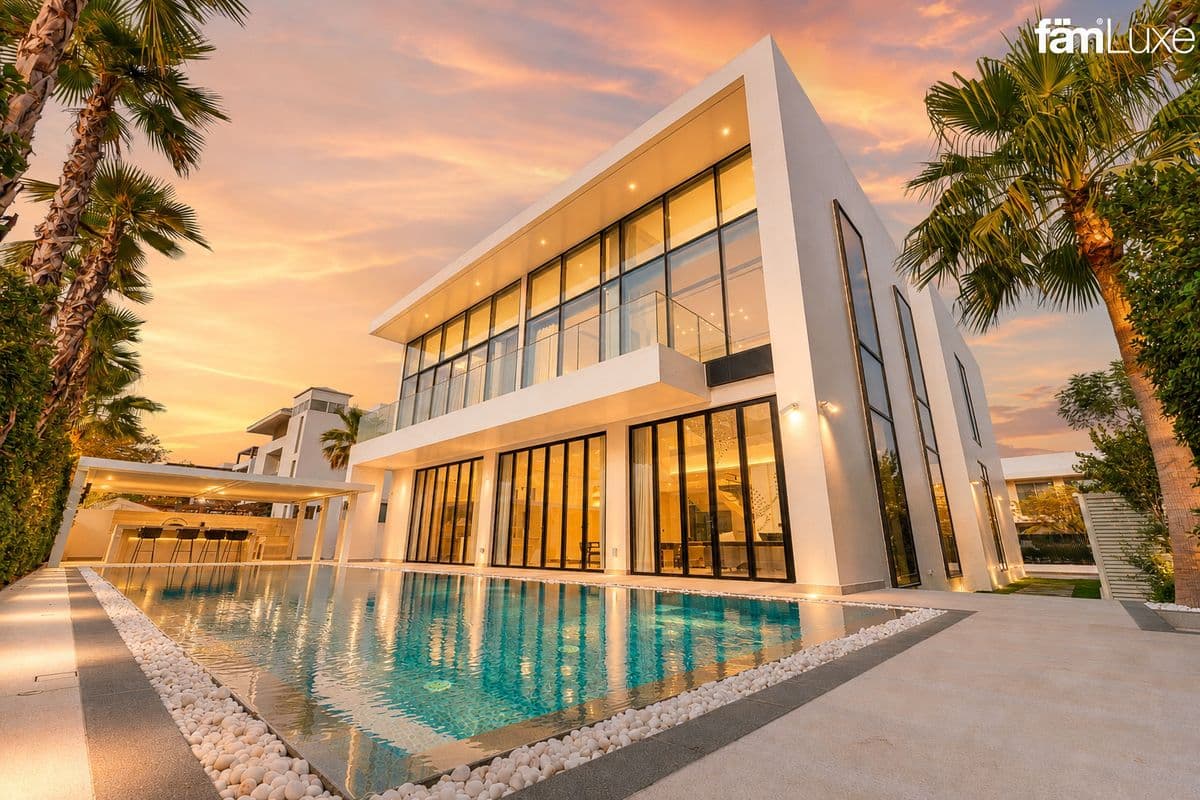 5 bedroom villa in The Fairway, photograph 2 of 20