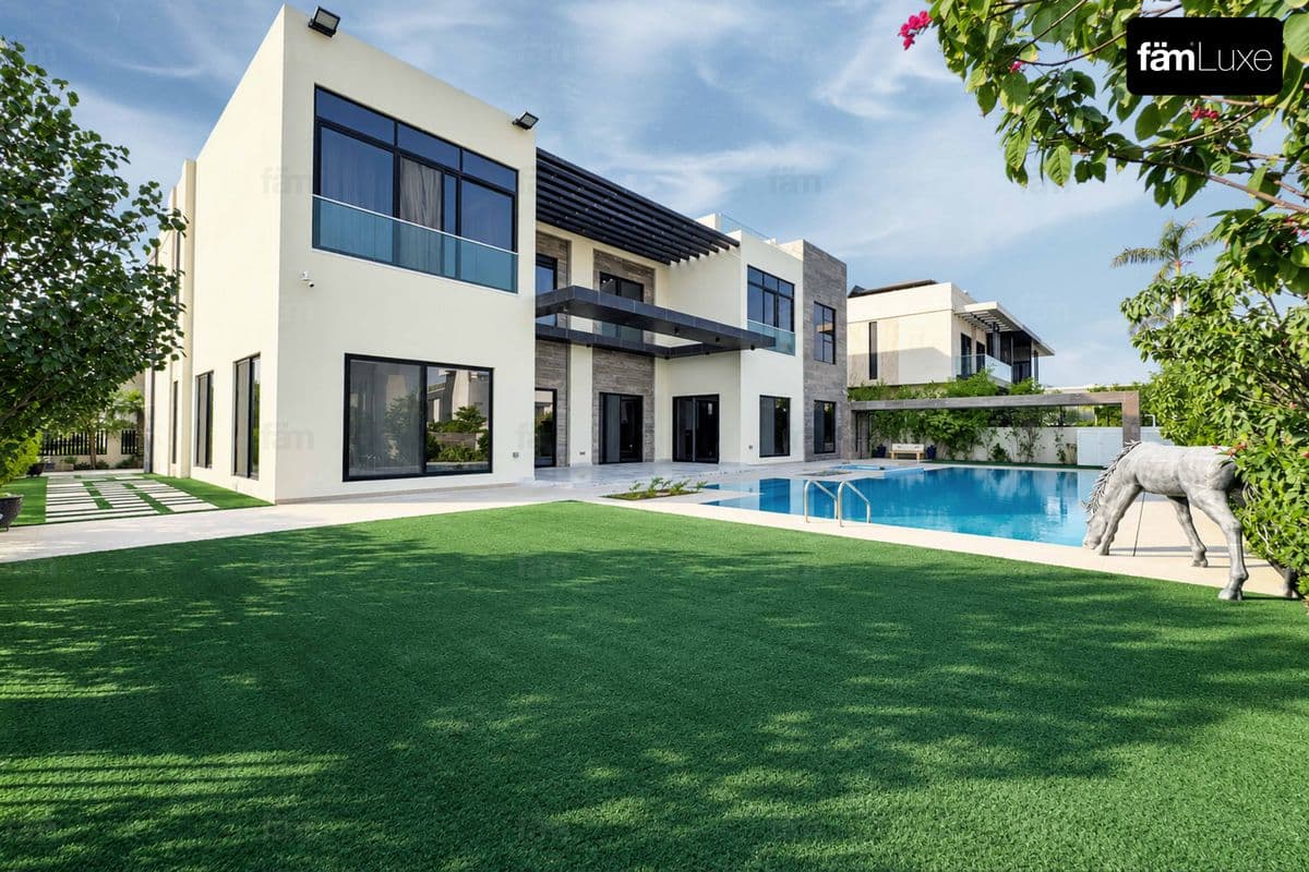 6 bedroom villa in The Fairway, photograph 2 of 20