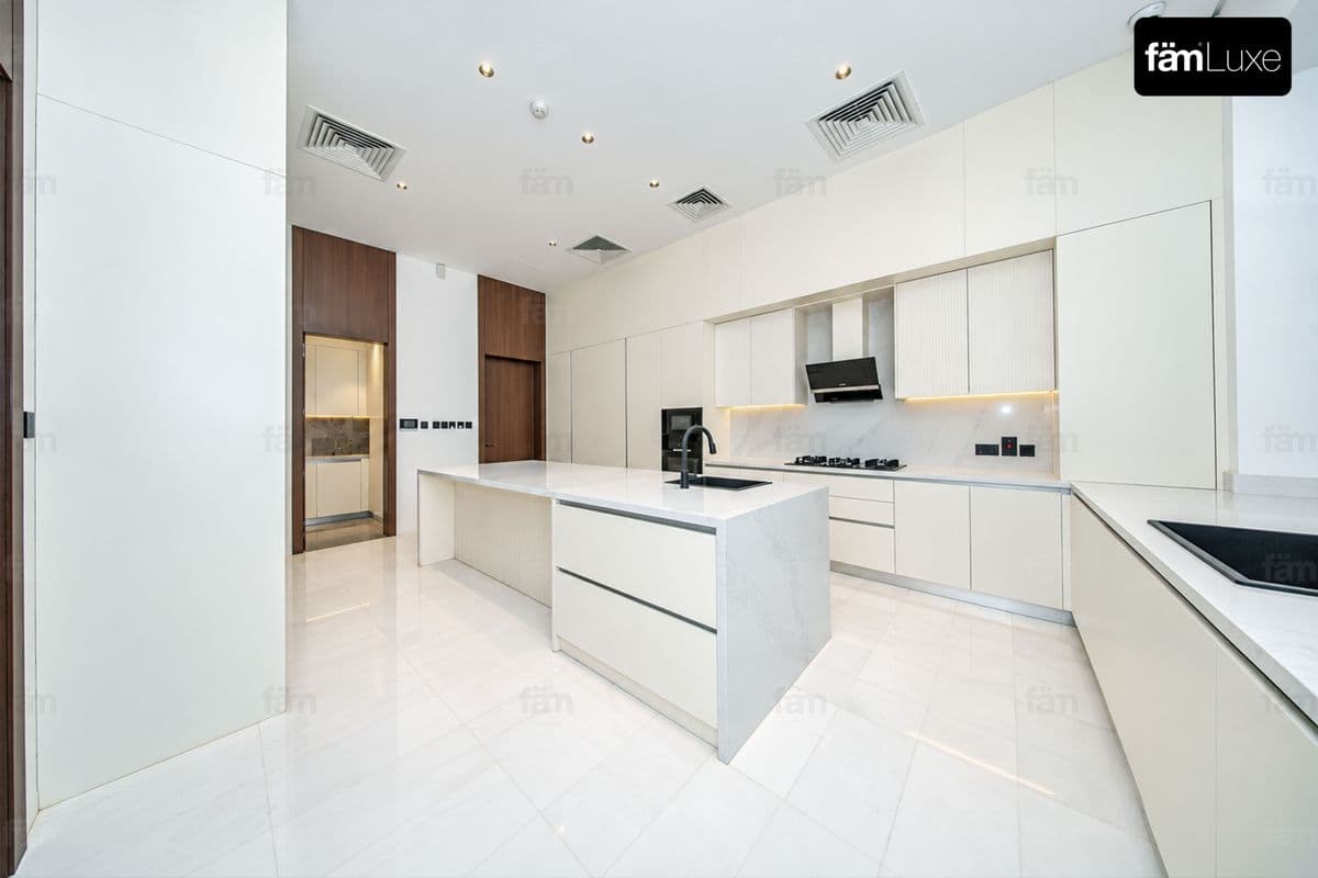 6 bedroom villa in The Fairway, photograph 16 of 20