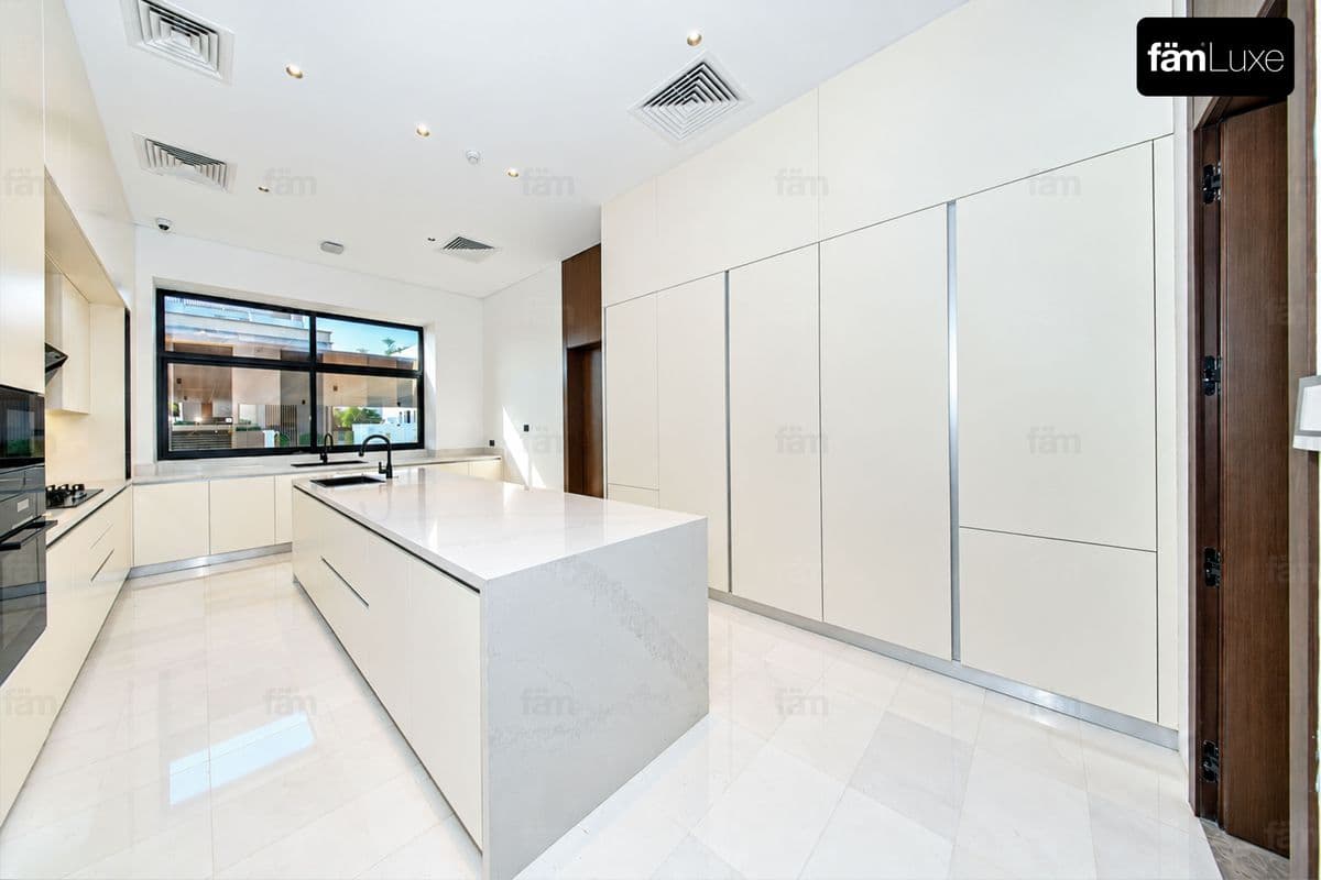 6 bedroom villa in The Fairway, photograph 18 of 20