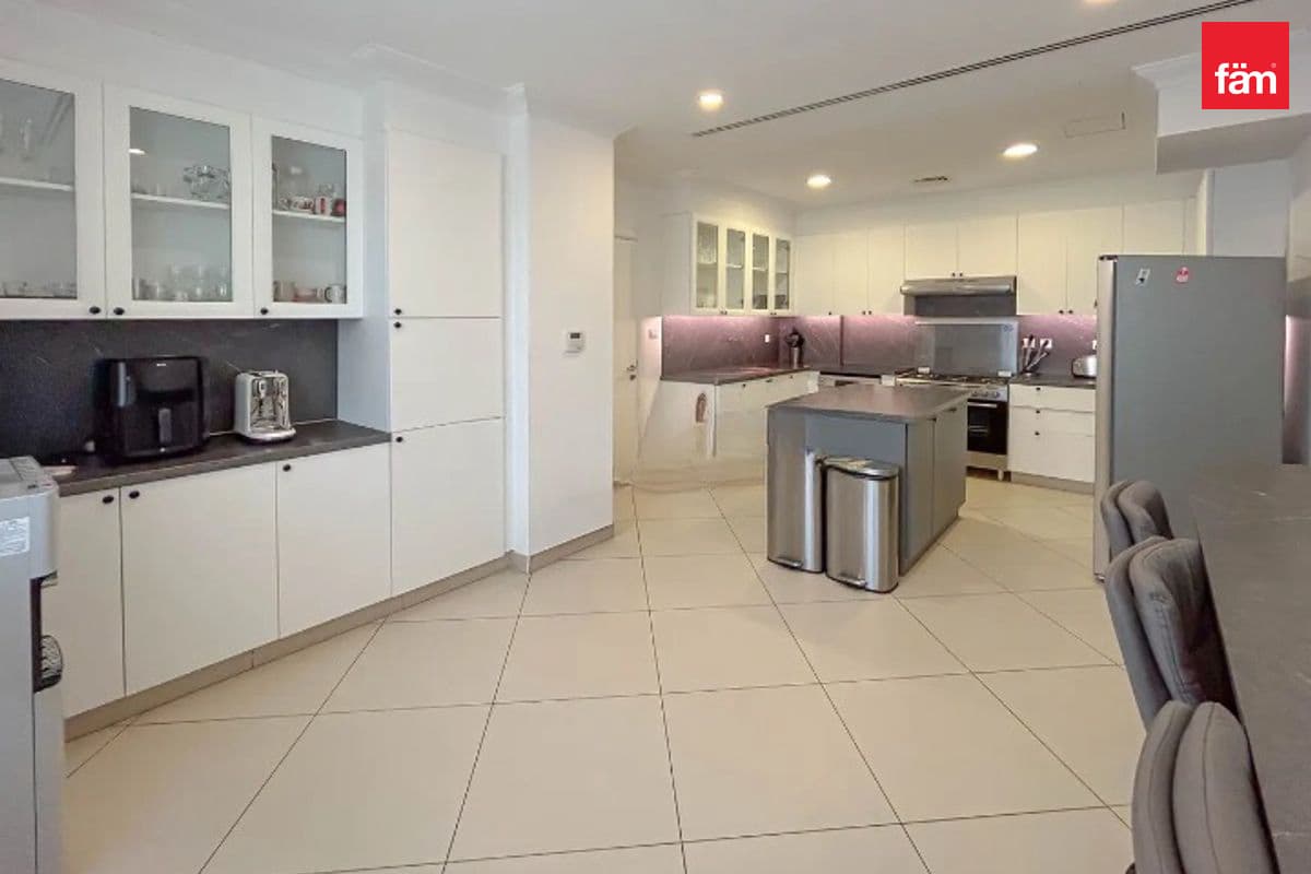 4 bedroom villa in Yasmin, photograph 2 of 11